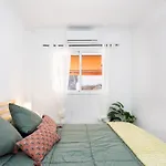 Home2book Sea View With Terrace & Pool דירה